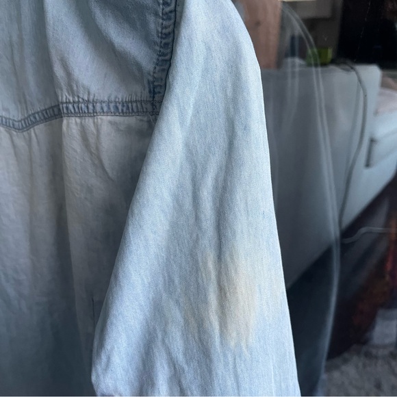 #51 🌺 5/$30 🌺 Only light blue faded Chambray shirt / button down - Picture 4 of 4